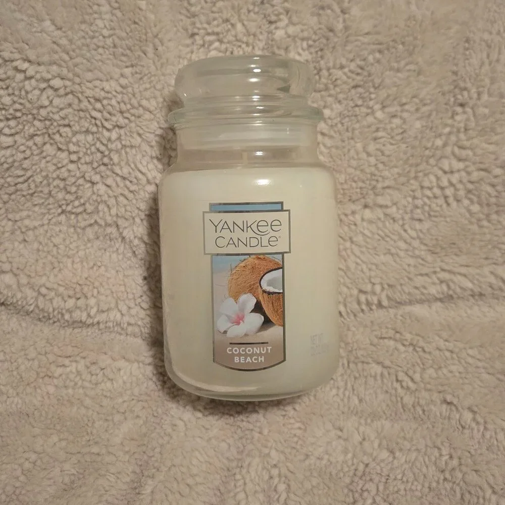 Coconut Beach 22 oz Candle by Yankee Candle - Picture 1 of 6